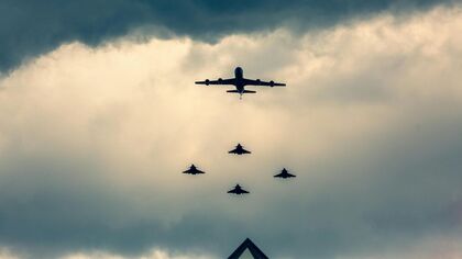 ¿Cómo invertir en defensa con acciones y ETFs?