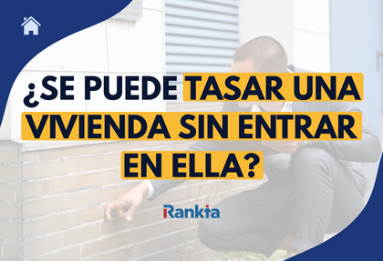 Hombre inspeccionando el exterior de una vivienda con el texto '¿Se puede tasar una vivienda sin entrar en ella?' sobre fondo azul con logo de Rankia