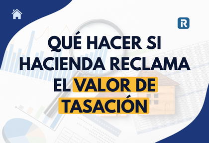 Imagen con fondo blanco y esquinas en azul marino. Texto principal en negrita: 'Qué hacer si Hacienda reclama el valor de tasación', con las palabras 'Valor de Tasación' destacadas en un recuadro amarillo. Incluye elementos decorativos financieros como gráficos de barras, una lupa, una casa y un documento con datos. Logo con la letra R en la esquina superior derecha e icono de casa en la esquina superior izquierda.