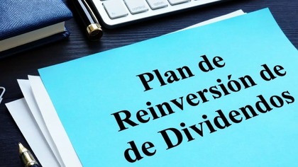 carpeta con plan de reinversión de dividendos