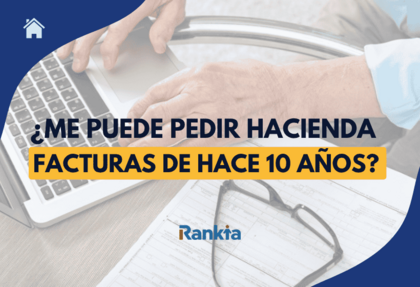 Empresario revisando facturas antiguas ante un requerimiento de Hacienda