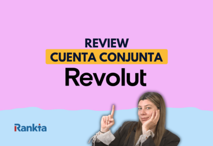 Imagen de la review de la cuenta conjunta de Revolut con fondo en tonos morado y azul, logo de Rankia y texto destacado “Cuenta conjunta Revolut”, junto a una mujer señalando el título.