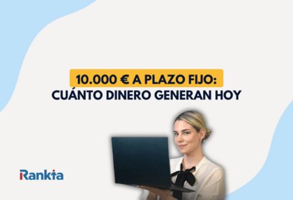 Imagen de mujer joven sosteniendo un portátil sobre fondo claro con formas azules, junto al texto 10.000 euros a plazo fijo cuánto dinero generan hoy y logo de Rankia en la esquina inferior izquierda.