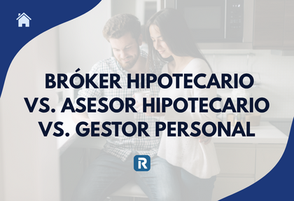 Imagen con el texto “Bróker hipotecario vs. asesor hipotecario vs. gestor personal” sobre una pareja revisando documentación en una cocina.