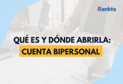 Imagen de portada de Rankia sobre cuentas bipersonales con el texto "¿QUÉ ES Y DÓNDE ABRIRLA: CUENTA BIPERSONAL" en letras oscuras sobre un fondo amarillo y azul claro, mostrando de fondo a personas trabajando en una oficina con laptops y documentos.