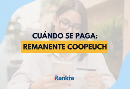 Imagen de portada de Rankia con el texto ¿CUÁNDO SE PAGA: REMANENTE COOPEUCH?, que muestra a una persona revisando su celular y sosteniendo una tarjeta bancaria en un ambiente iluminado.