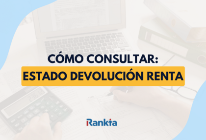 Imagen de portada de Rankia con el texto ¿CÓMO CONSULTAR: ESTADO DEVOLUCIÓN RENTA?, que muestra a una persona trabajando con una calculadora, un computador portátil y formularios de impuestos de fondo para el proceso de Operación Renta.