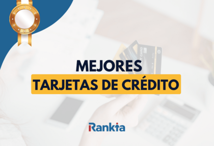 Imagen de portada de Rankia con el texto "MEJORES TARJETAS DE CRÉDITO", que muestra a una persona sosteniendo varias tarjetas bancarias sobre un escritorio con una calculadora y un smartphone de fondo, incluyendo un sello dorado de reconocimiento.