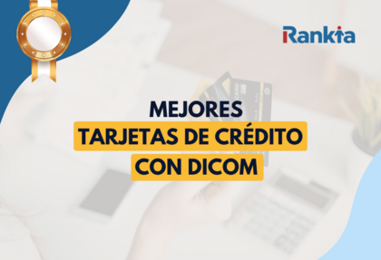 Imagen de portada de Rankia con el texto "MEJORES TARJETAS DE CRÉDITO CON DICOM", que muestra a una persona sosteniendo varias tarjetas bancarias sobre un escritorio con documentos y una calculadora de fondo.