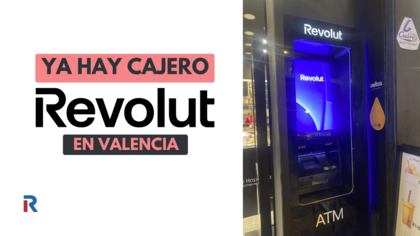 Imagen sobre cajero Revolut en Valencia con fondo gris a la izquierda y texto destacado negro y rosa “Ya hay cajero Revolut en Valencia”. A la derecha aparece un cajero automático de Revolut iluminado en azul con logo visible y letras ATM en la base. Logo de Rankia en la esquina inferior izquierda.
