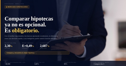 Persona con traje anotando en una carpeta, representando la importancia de comparar hipotecas antes de firmar.