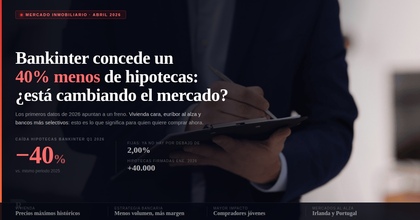 Persona con traje anotando en una carpeta, junto a datos sobre la caída del 40% en la concesión hipotecaria de Bankinter en el primer trimestre de 2026.