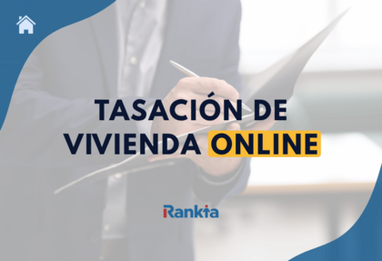 Tasación de vivienda online con profesional revisando documentos para valorar un inmueble.