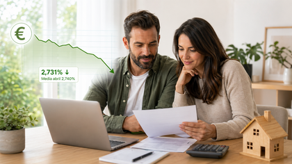 Pareja revisando su hipoteca en casa con un gráfico descendente del euríbor hoy al 2,731%.
