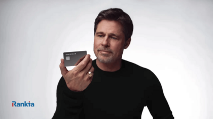 Brad Pitt sostiene una tarjeta de Trade Republic durante la nueva campaña publicitaria global de la entidad, que acompaña la subida de su cuenta remunerada al 3,04% TAE.