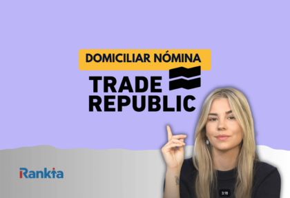 Paula Díaz Linares junto al logo de Trade Republic sobre fondo morado en una creativa sobre domiciliar nómina desde la app.