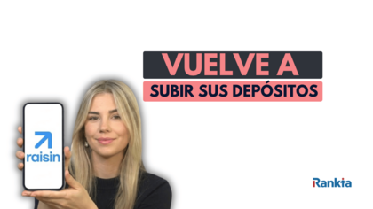 Mujer mostrando la app de Raisin tras la subida de depósitos hasta el 3,05% TAE en Europa.