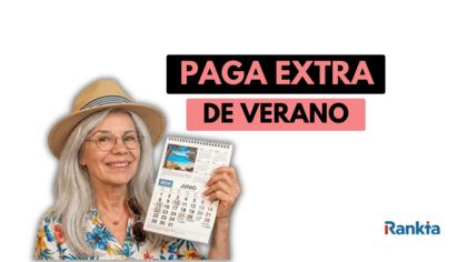 Mujer pensionista sonriente con sombrero sosteniendo un calendario de junio de 2026 junto al texto “Paga extra de verano” y el logo de Rankia sobre fondo gris claro.
