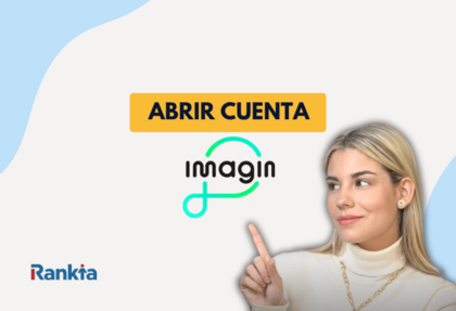 Imagen de Paula Díaz Linares señalando el logo de imagin sobre un fondo blanco con el logo de Rankia y el texto “Abrir cuenta”, relacionada con el proceso para abrir una cuenta imaginBank online.