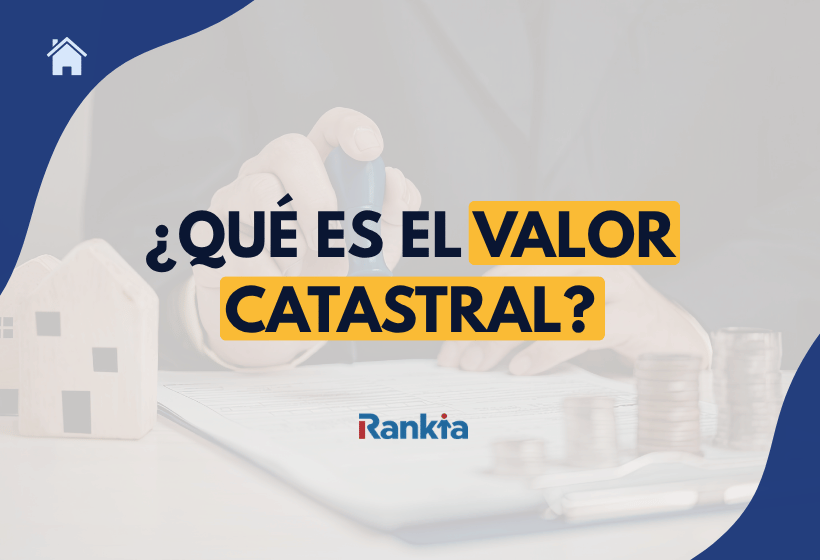 Imagen sobre el valor catastral de una vivienda, con una persona revisando documentación inmobiliaria y el logo de Rankia.