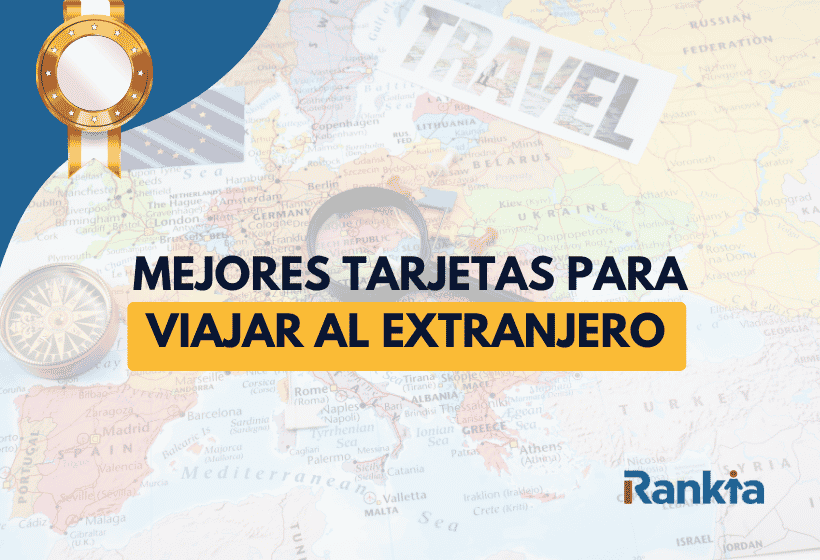 Mapa del mundo con una brújula, un pasaporte y el texto "Mejores tarjetas para viajar al extranjero" sobre fondo con medalla dorada y logo de Rankia.