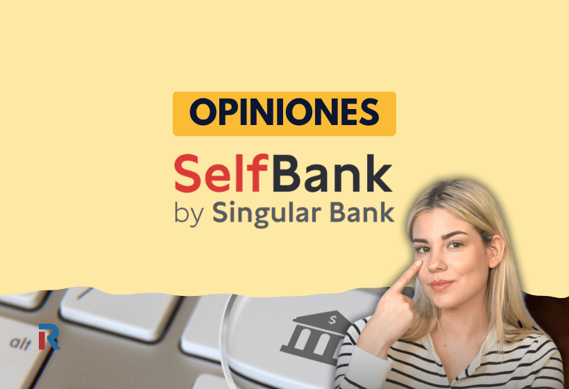 Imagen con el logotipo de Self Bank by Singular Bank y el texto “Opiniones”, junto a una mujer rubia señalándose el rostro, sobre un fondo relacionado con servicios financieros y banca online.
