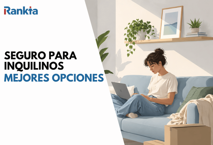 Joven inquilina sentada en el sofá de su piso de alquiler usando un portátil, rodeada de cajas de mudanza y pertenencias personales, con vistas a un edificio de estilo mediterráneo