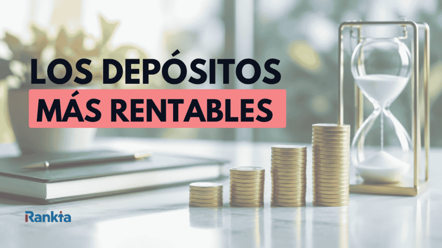Pilas de monedas y un reloj de arena sobre una mesa, con un cuaderno desenfocado al fondo y el logo de Rankia en la esquina inferior izquierda.