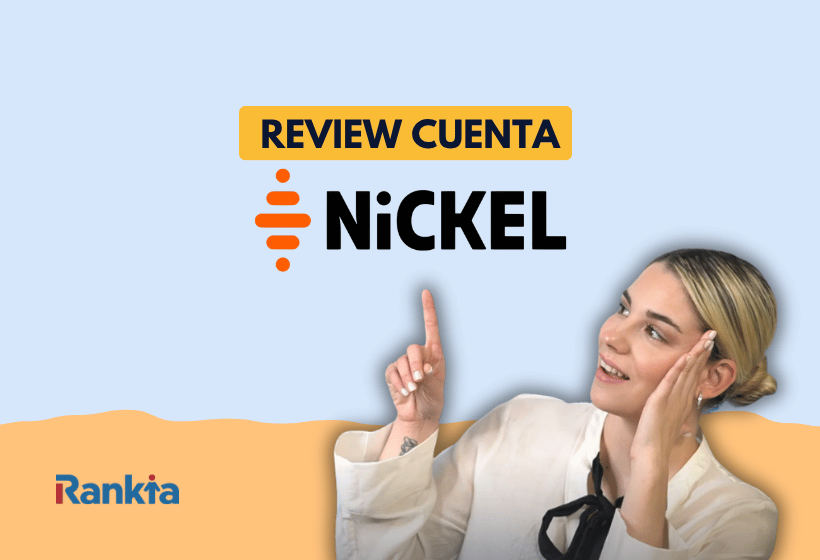 Imagen con fondo azul claro y una franja beige en la parte inferior. En la parte superior aparece el texto "Review Cuenta Nickel" junto al logotipo de Nickel. A la derecha, una mujer con camisa blanca señala hacia el logo mientras lo observa. En la esquina inferior izquierda se encuentra el logotipo de Rankia.