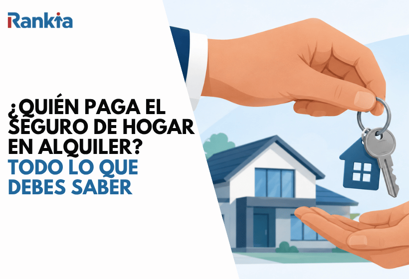 Entrega de llaves de una vivienda entre dos manos junto a un escudo de protección, con una casa al fondo.