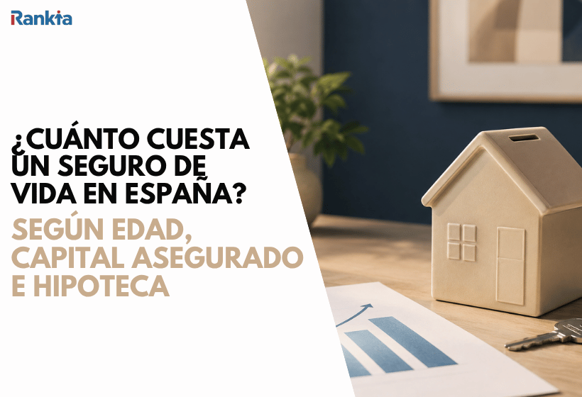 Hucha con forma de casa, llaves de vivienda y gráfica ascendente sobre una mesa de despacho iluminada con luz natural.