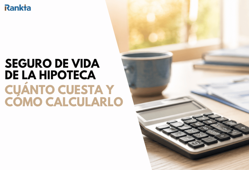 Calculadora y bolígrafo sobre una mesa de madera clara junto a una ventana, con documentos hipotecarios desenfocados al fondo y luz natural cálida de mañana.