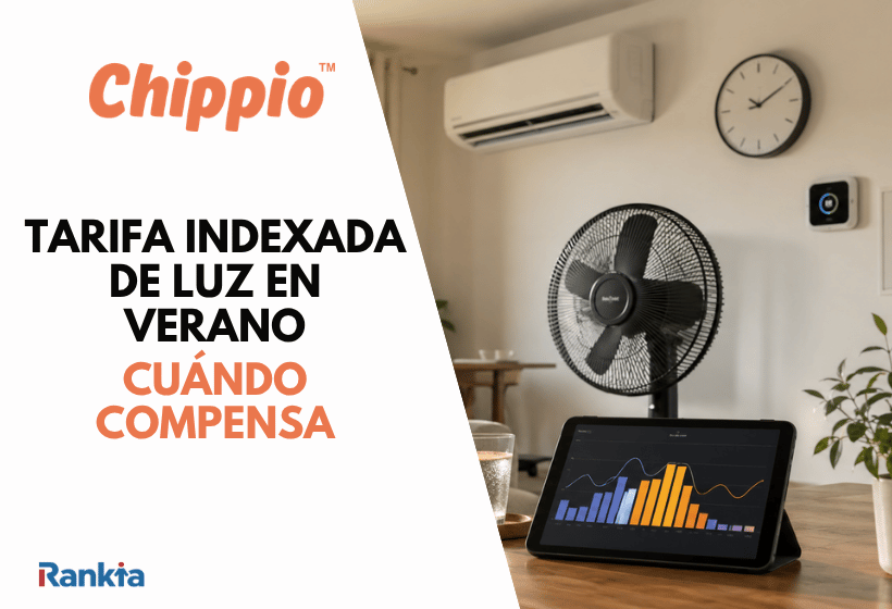 Salón luminoso en verano con aire acondicionado, ventilador, reloj y una tableta que muestra la variación horaria del precio de la electricidad.