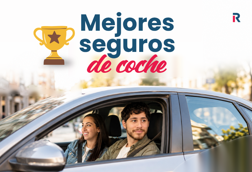 Portada de “Mejores seguros de coche 2026” con dos jóvenes vestidos de manera casual dentro de un coche plateado, vistos desde el exterior y mirando hacia distintos lados, sobre un fondo urbano desenfocado.