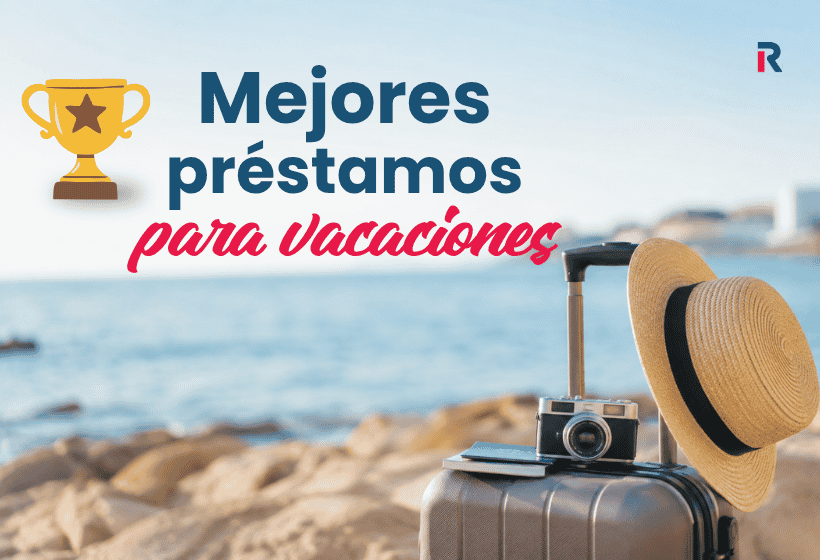 Maleta de viaje con sombrero, cámara y pasaporte frente al mar, con la parte superior desenfocada y despejada para añadir texto.