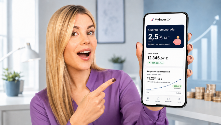 Mujer sonriente señala un móvil con el logo de MyInvestor y una cuenta remunerada al 2,5% TAE, en un fondo doméstico moderno y luminoso con monedas apiladas.