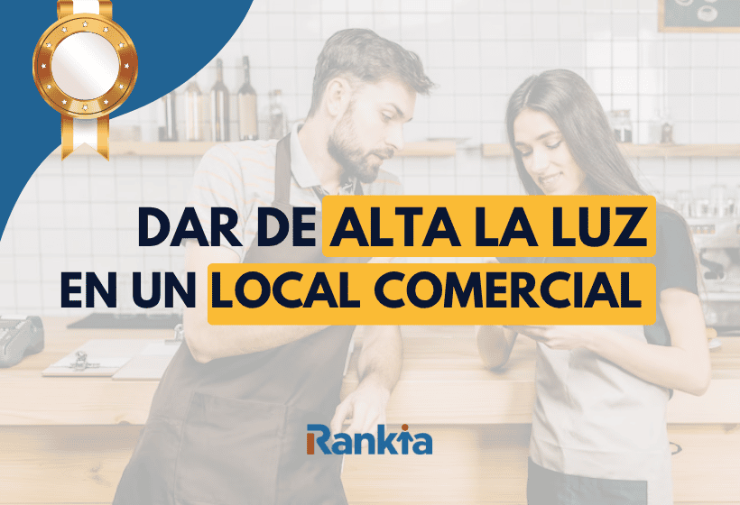 Socios de una cafetería informándose sobre cómo dar de alta la luz en su local comercial