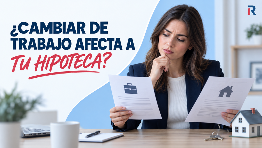 Profesional comparando un contrato de trabajo con la documentación de una vivienda antes de solicitar una hipoteca.