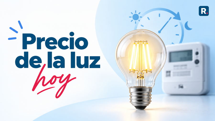 Bombilla encendida junto a un contador eléctrico y un reloj para consultar el precio de la luz hoy.