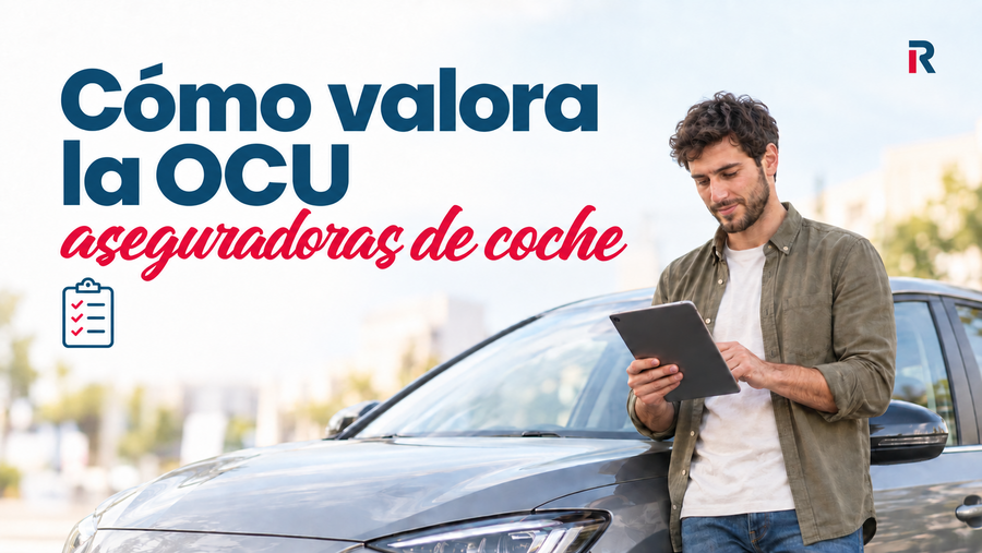 Conductor revisando en una tableta la valoración de aseguradoras de coche junto a su vehículo.