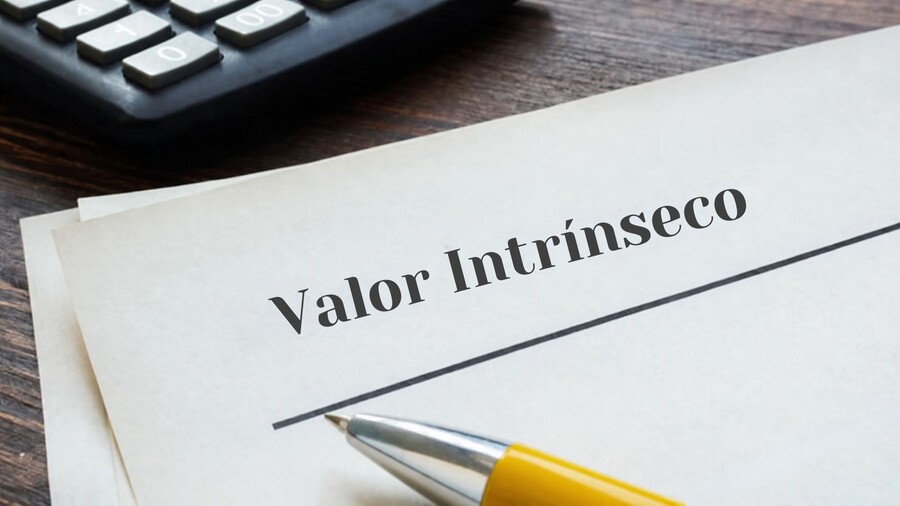 ¿Cómo puedo calcular el valor intrínseco de una acción?