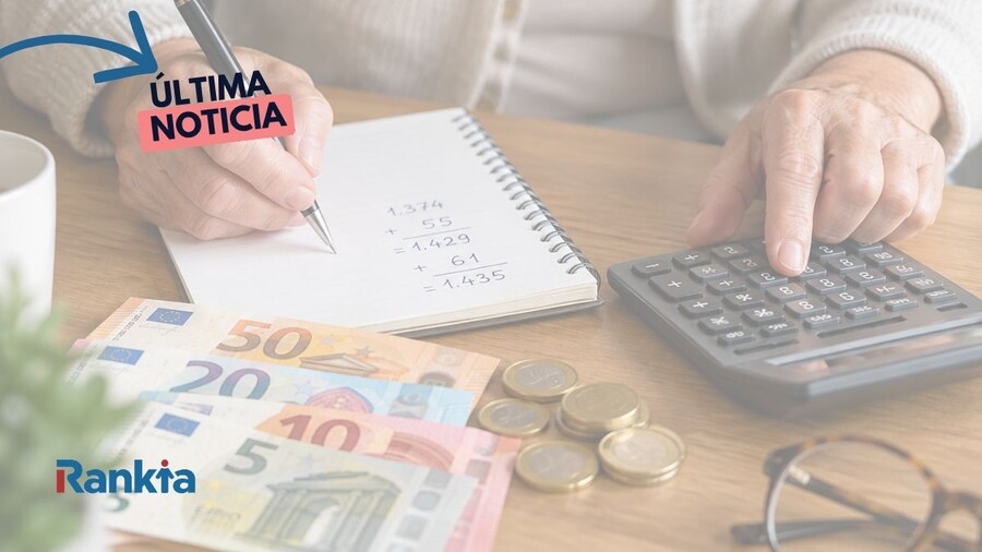 Una persona mayor calcula una cantidad con una libreta y una calculadora sobre una mesa, junto a billetes y monedas de euros. La imagen incluye el texto “Última noticia” y el logotipo de Rankia.