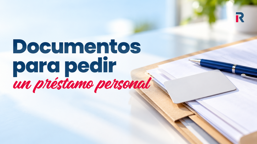 Carpeta con documentos, tarjeta de identidad y bolígrafo para preparar la solicitud de un préstamo personal.