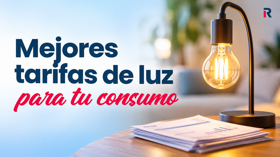 Lámpara encendida junto a unas facturas de electricidad, para ilustrar la elección de una tarifa de luz según el consumo.