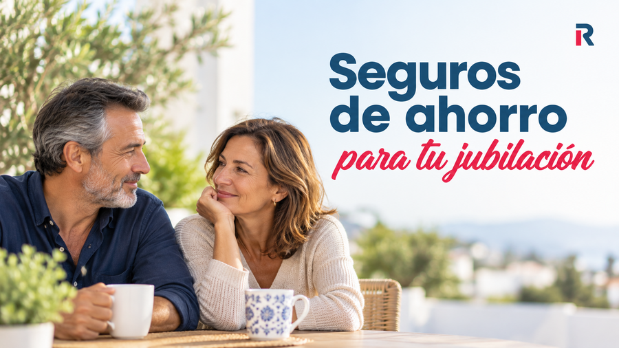 Pareja conversando en una terraza junto al titular sobre seguros de ahorro para la jubilación.