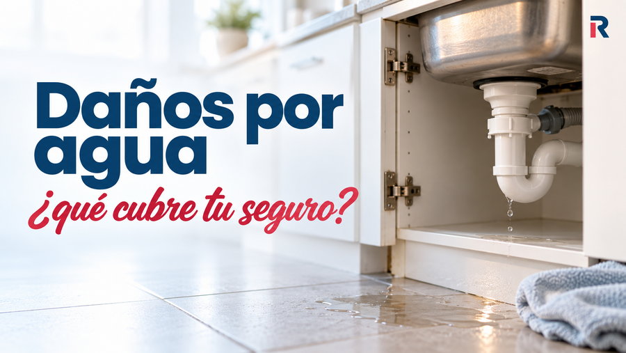 Fuga de agua bajo el fregadero de una vivienda, junto a una pregunta sobre la cobertura del seguro de hogar.