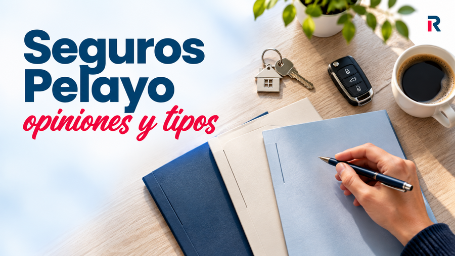 Documentos de seguros junto a unas llaves de casa y de coche, para ilustrar el análisis de los seguros Pelayo.