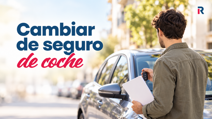 Conductor junto a su coche con las llaves y una carpeta, para ilustrar el cambio de seguro.
