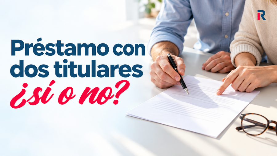 Dos personas revisan juntas un documento de préstamo junto al titular «Préstamo con dos titulares: ¿sí o no?».