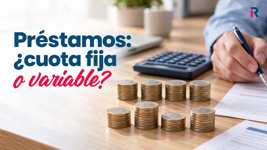Montones de monedas de alturas iguales y variables junto a una calculadora y documentos, representando las dos modalidades de cuota de un préstamo.